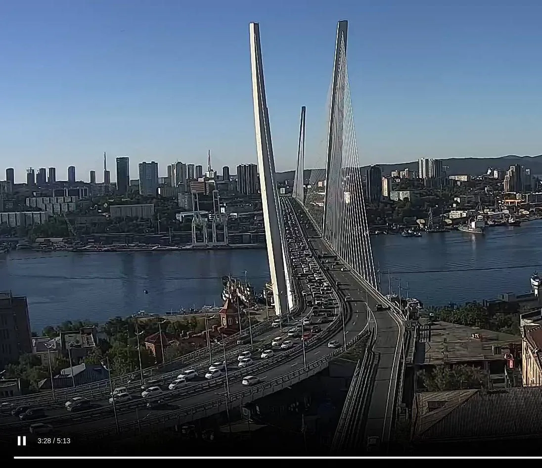 Во Владивостоке на Золотом мосту со стороны Чуркина образовалась коловая пробка из-за Д...