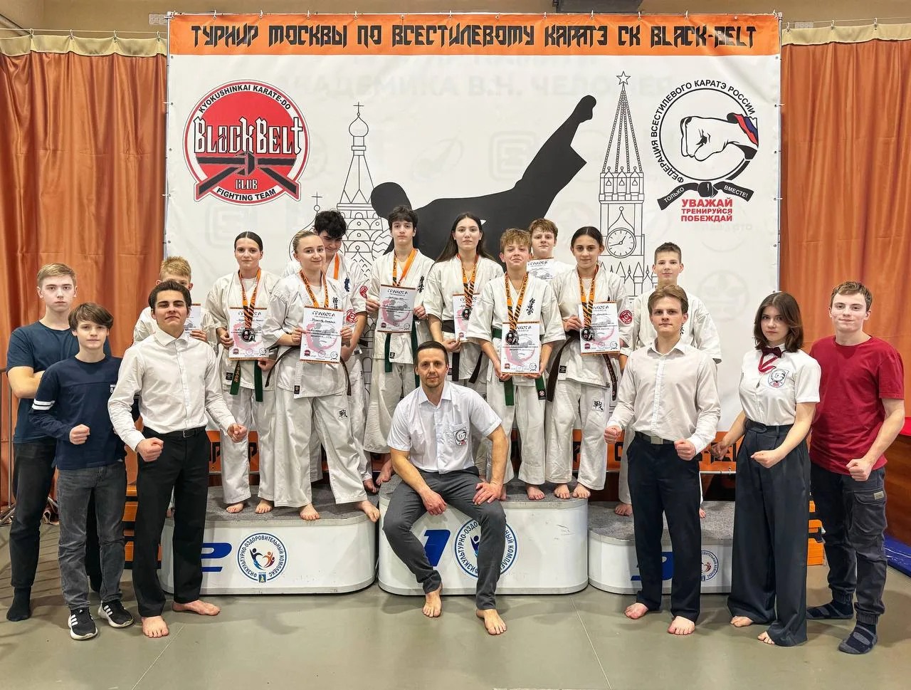 🥋 Наши каратисты — на высоте!  Спортсмены школьной секции каратэ активно проводят соревновательный с