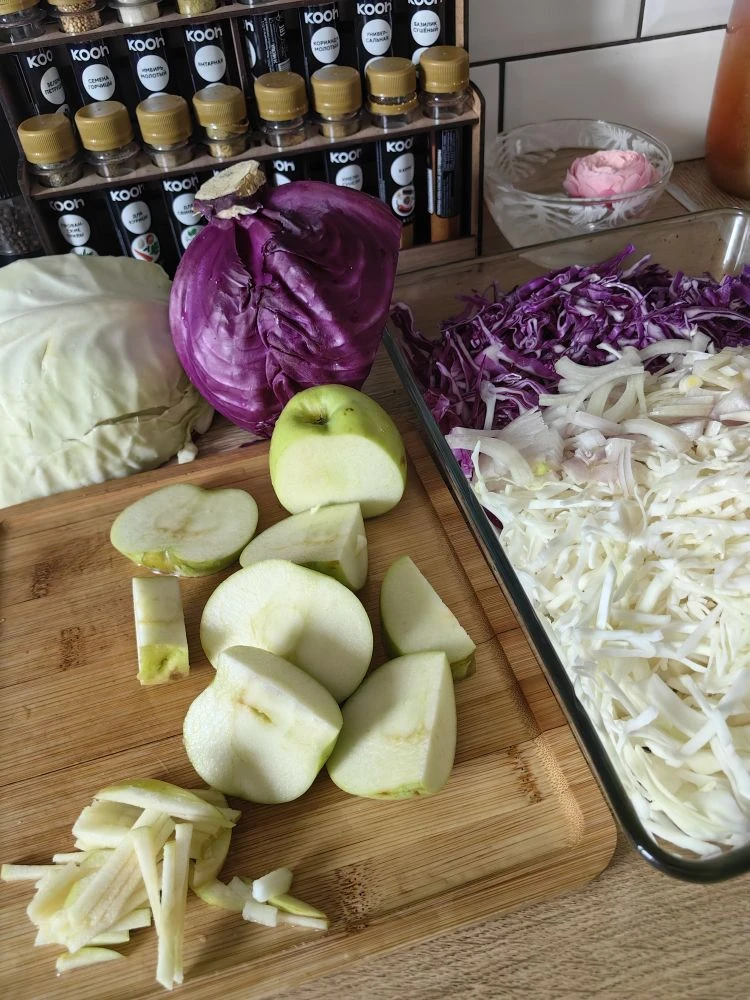 Коул-слоу. Тот самый салат, который подают дородатые мужики в мяснухах ко всяким там бургерам и мясу