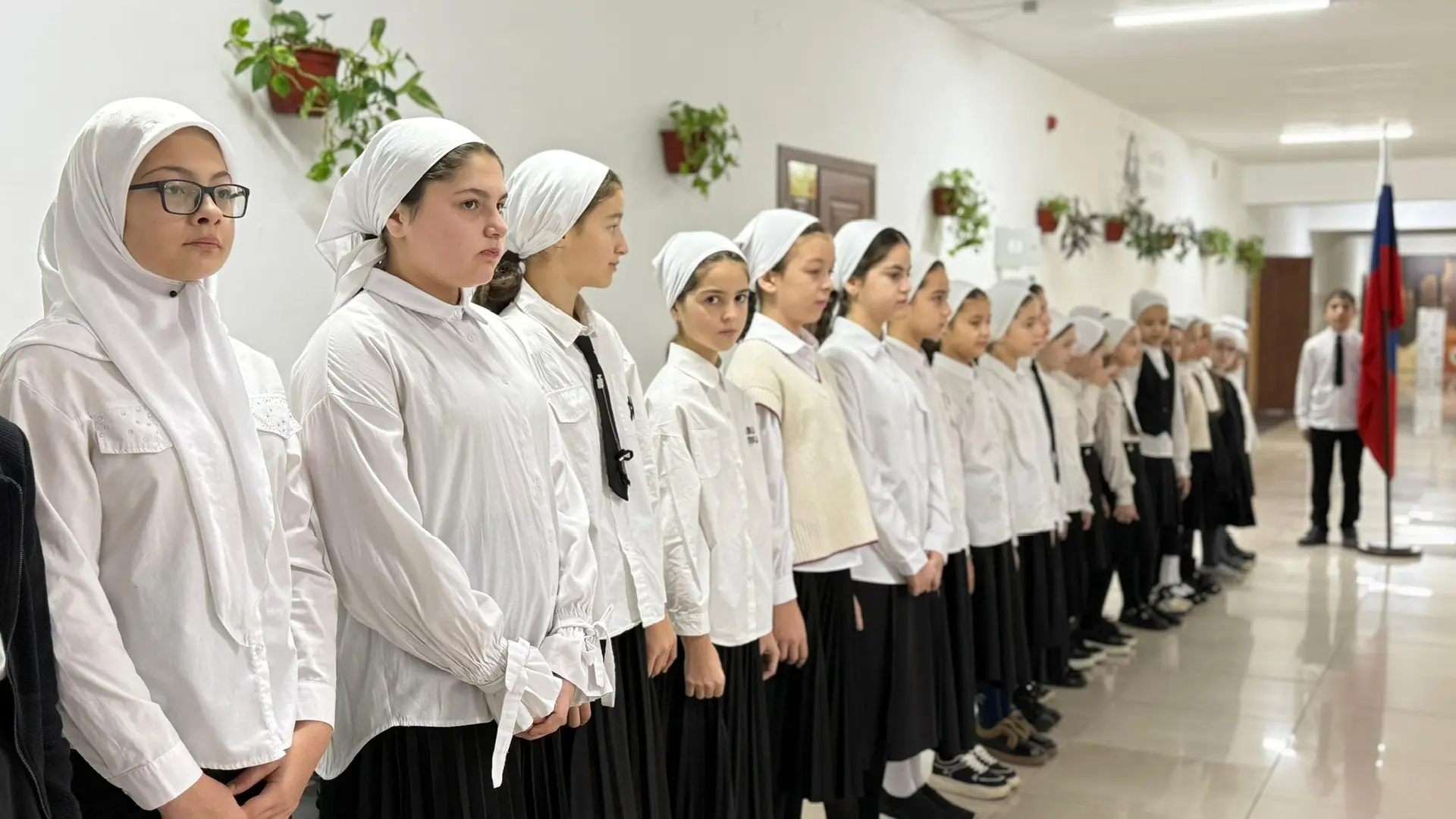 Учебная неделя в школе началась с торжественного исполнения государственных гимнов РФ и ЧР ✨