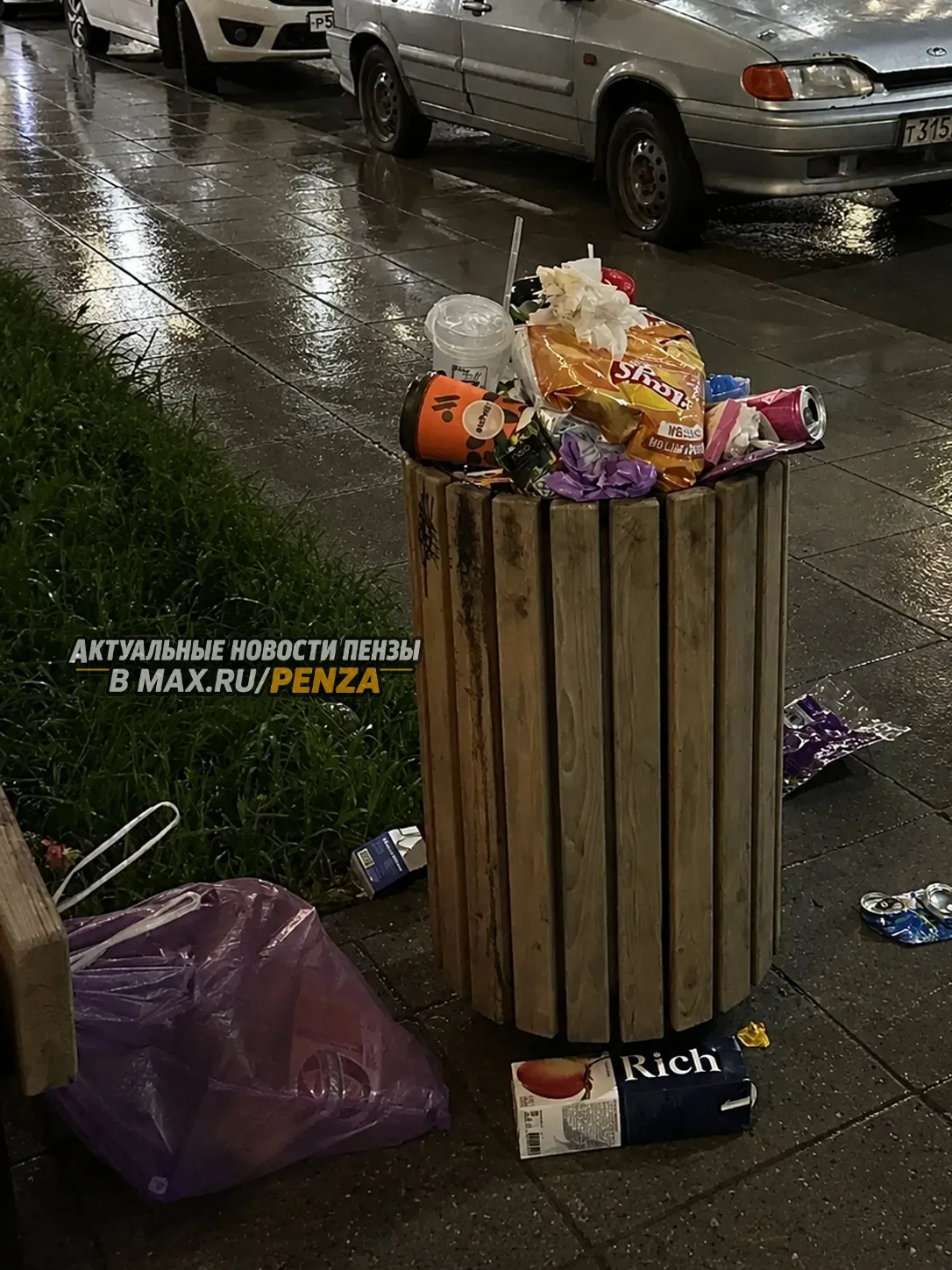 В Арбековской заставе нашлись те, кто считает, что урны для фантиков и стаканчиков вполне подходят и