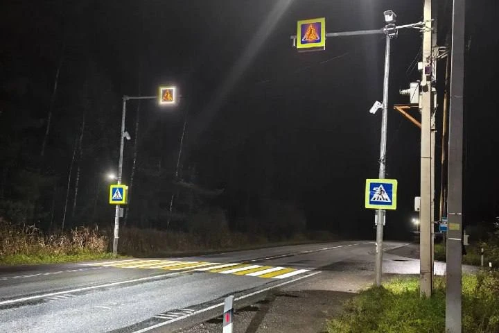 На трех трассах под Ижевском появились проекционные пешеходные переходы.