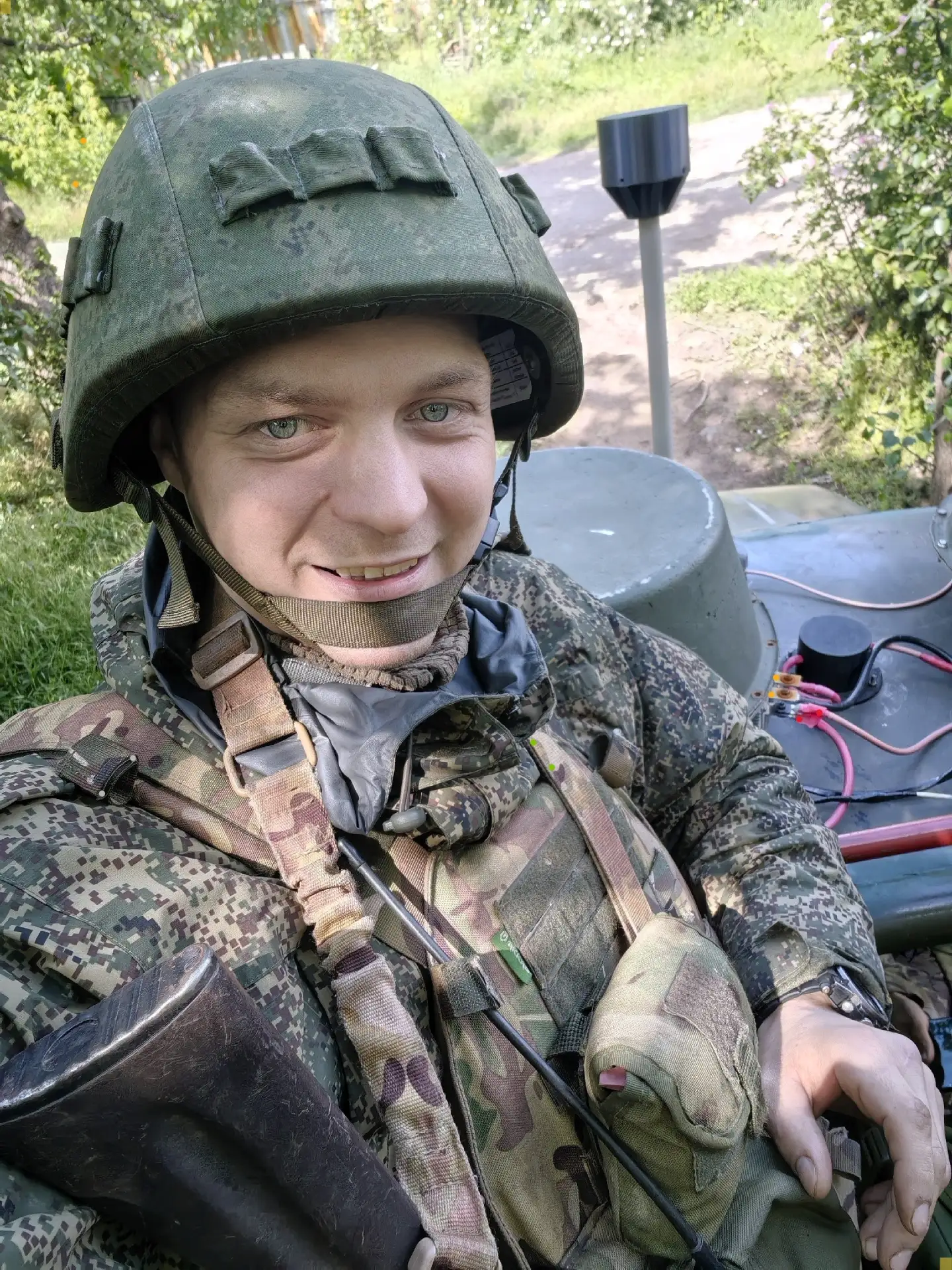 За всей этой амуницией — обычный молодой парень, у которого где-то дома ждут родные 🤝