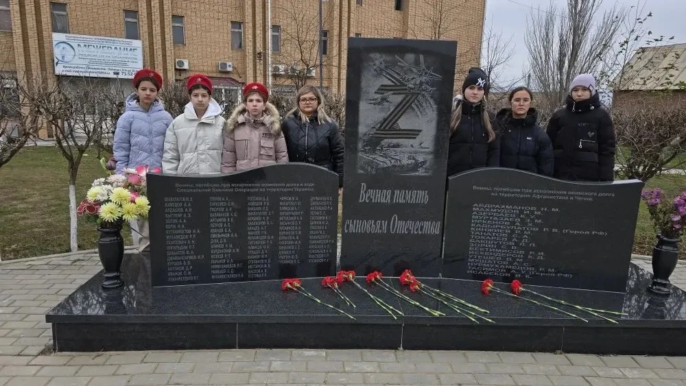 Церемония открытия доски памяти в честь погибших  в зоне СВО сотрудников ОВД Приволжского р-на состо