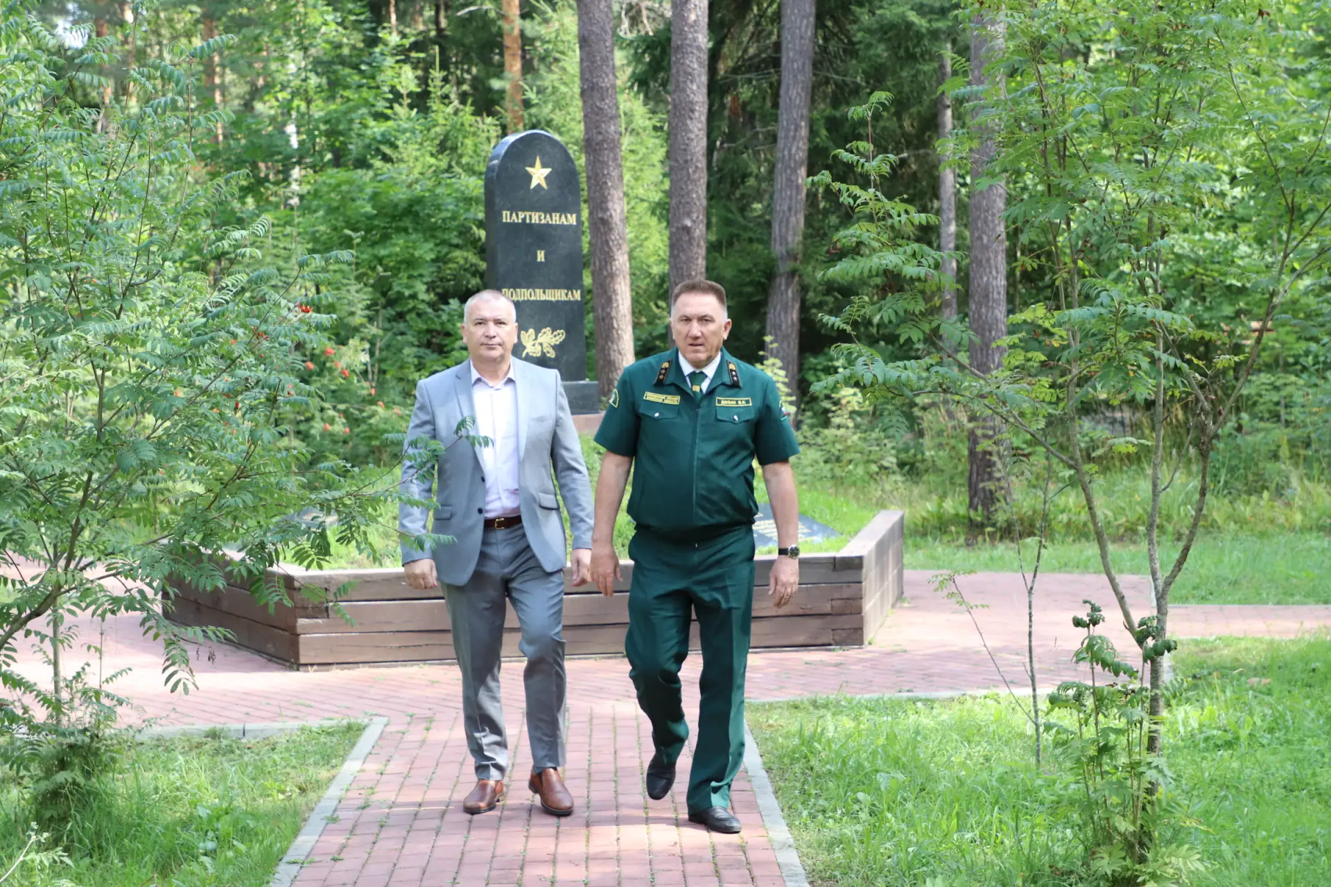 Помощник врио Губернатора Евгений Крехтунов посетил мемориальный комплекс «Лесникам-пар...