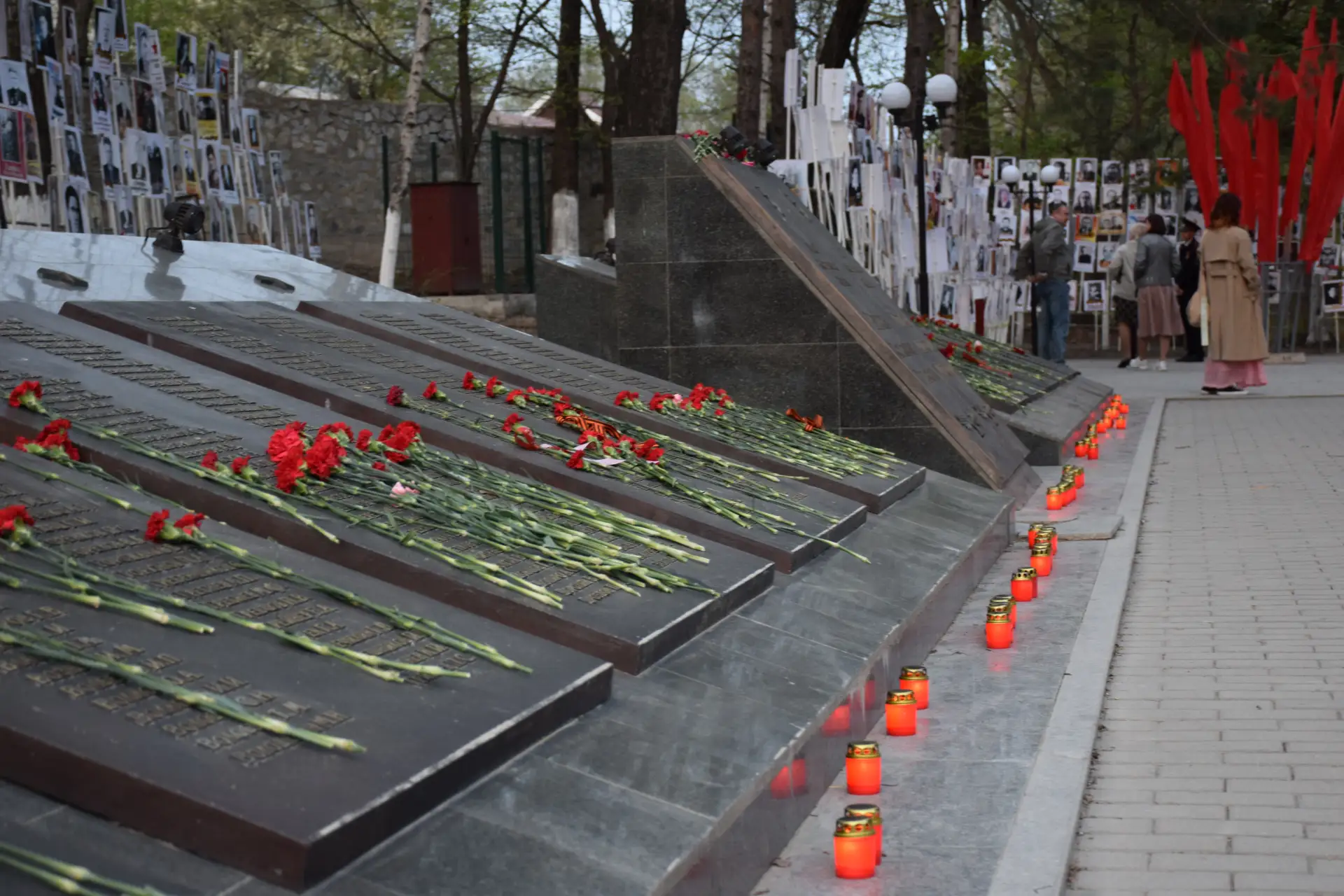 «Свечи памяти» зажгли в Дальнегорске  9 мая глава округа Александр Теребилов с дальнегорцами присоед