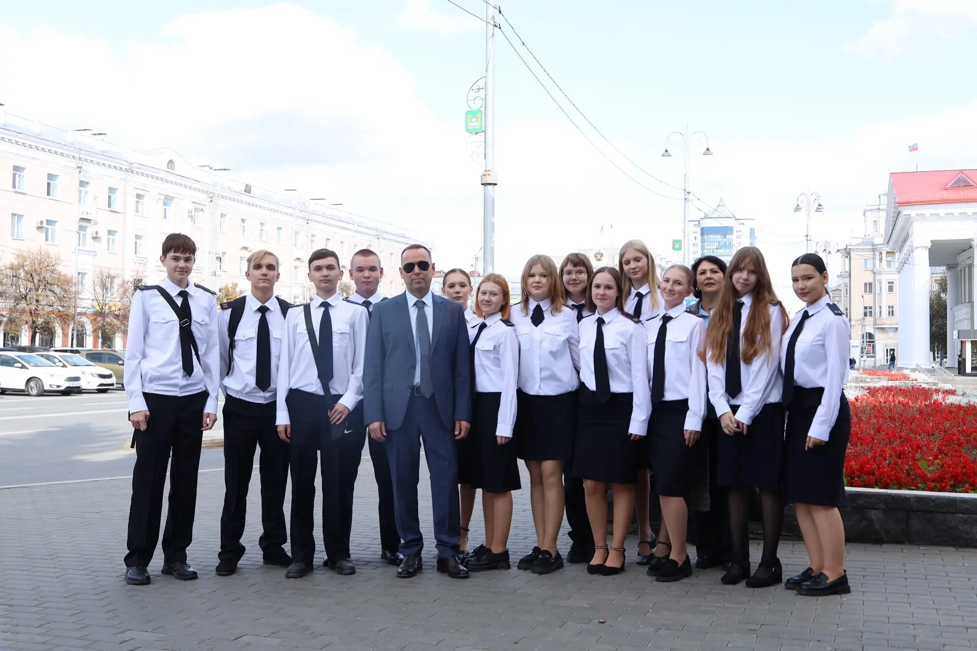 Тут же встретились с классом ребятишек из Шадринска).
