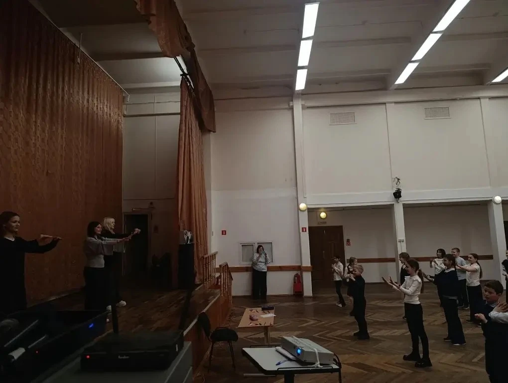 Вчера в корпусе нашей школы на Яхтенной прошли мероприятия, приуроченные к Дню космонавтики. Ученики