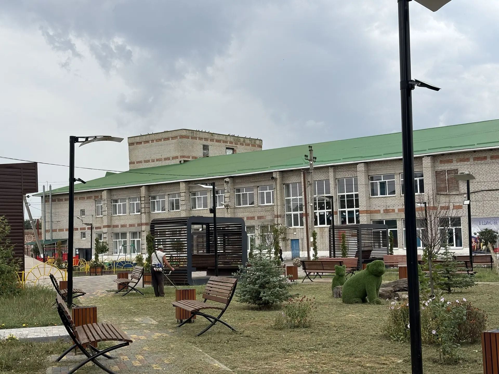 Работниками по благоустройству продолжается  покос сорной растительности на территории ...