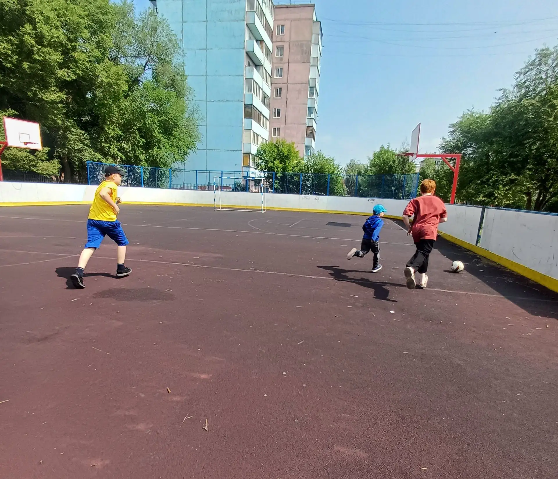 СПОРТИВНАЯ ПЛОЩАДКА | ШКОЛА 90

☀Ребята вовсю наслаждаются каникулами — и проводят время с пользой! 
