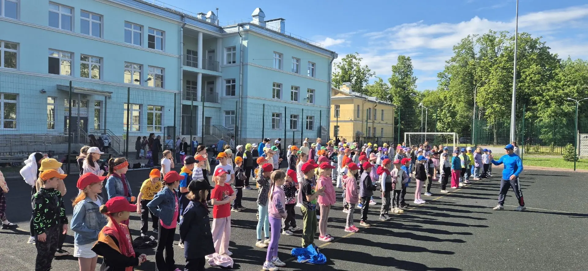 На базе нашей гимназии продолжает работу городской оздоровительный лагерь «Солнышко». К...