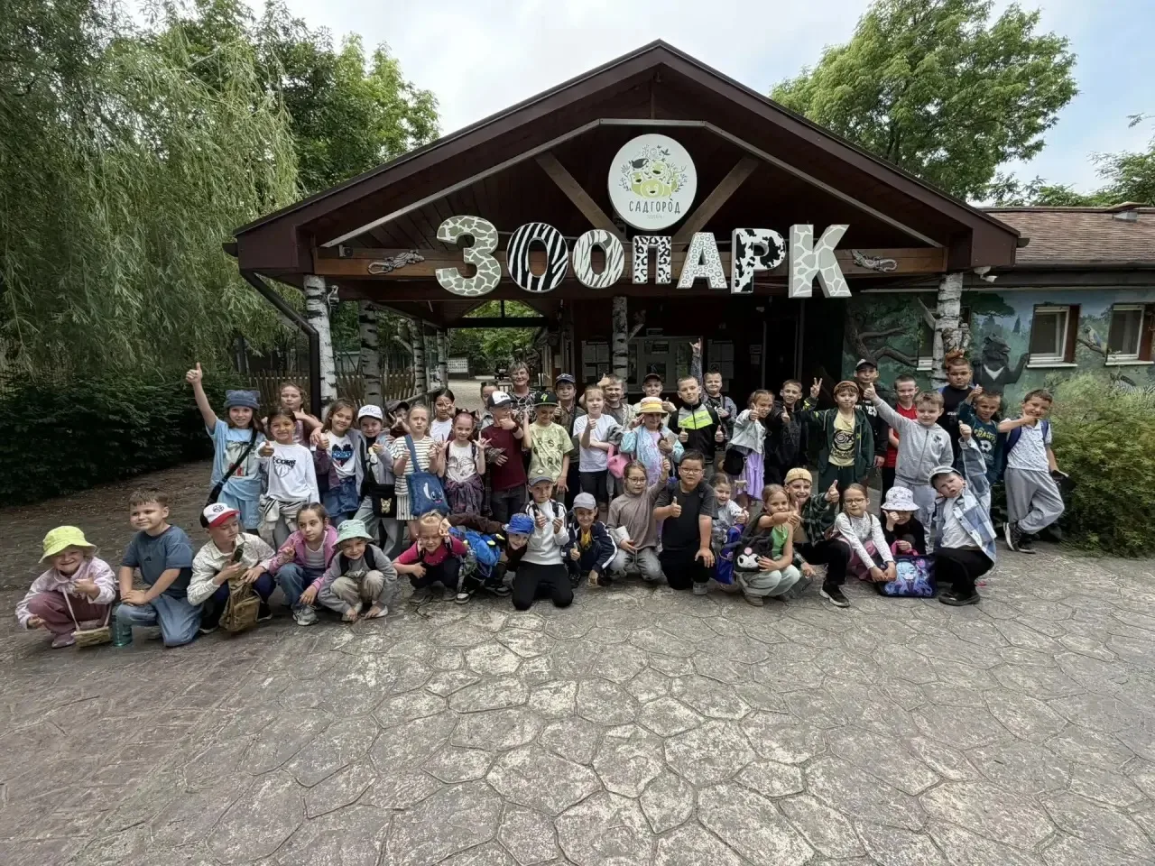 Незабываемый день в Зоопарке и Музее Автомобилей! 🦁🚗
Вчерашний день для нашего пришкольного лагеря