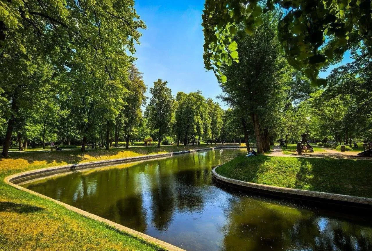#гуляемпоМоскве  🌳 На прогулку в Парк Трубецких!  🥰 Парк Трубецких в Хамовниках — это идеальное мест