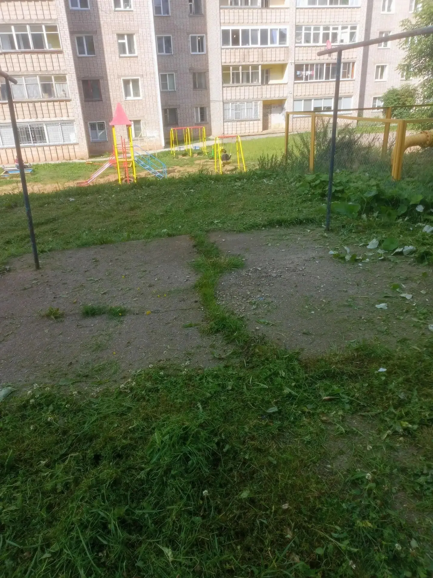 На фото: покос травы на территории дома по адресу: г. Киров, ул. Хлыновская, 22.
