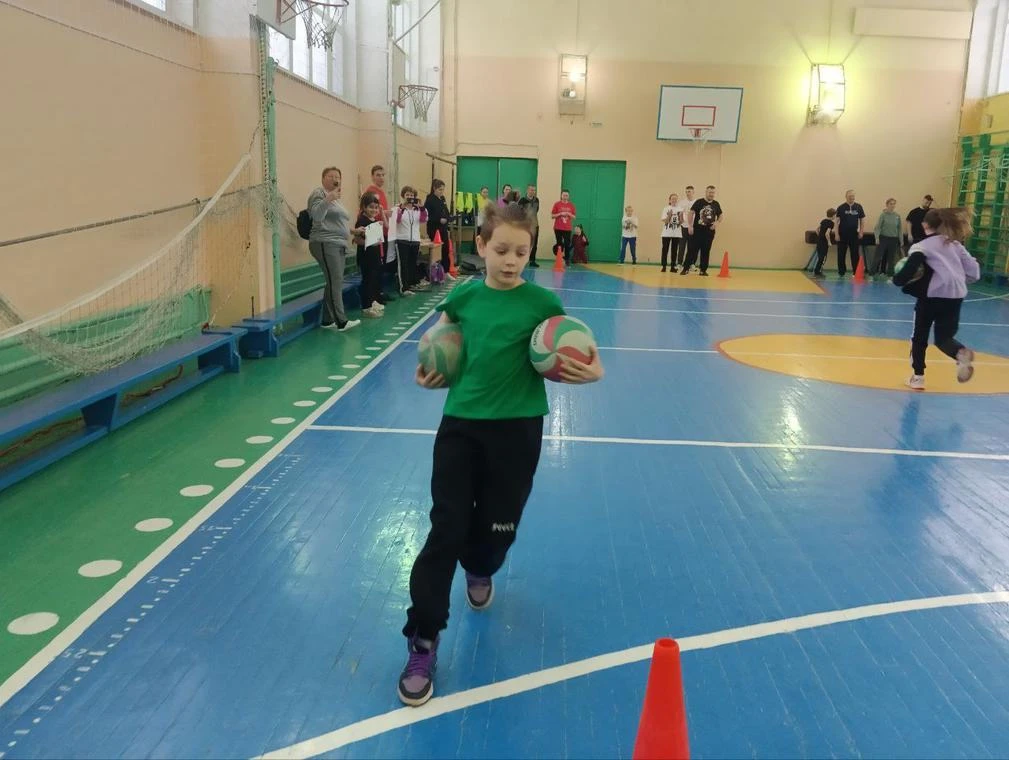 🏃‍♂️ 13 декабря в школе №145 прошли весёлые старты «Мама, папа, я — спортивная семья». Все фотографи