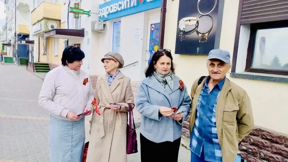 В преддверии Дня Победы острогожские работники культуры провели акцию "Георгиевская ленточка" в цент