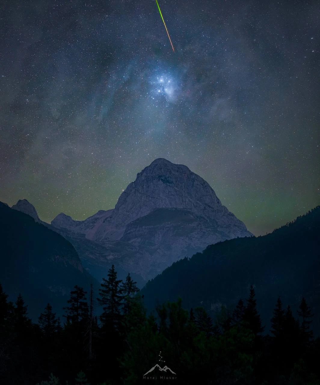 Плеяды и яркий метеор над вершиной горы Мангарт, Италия 🌠