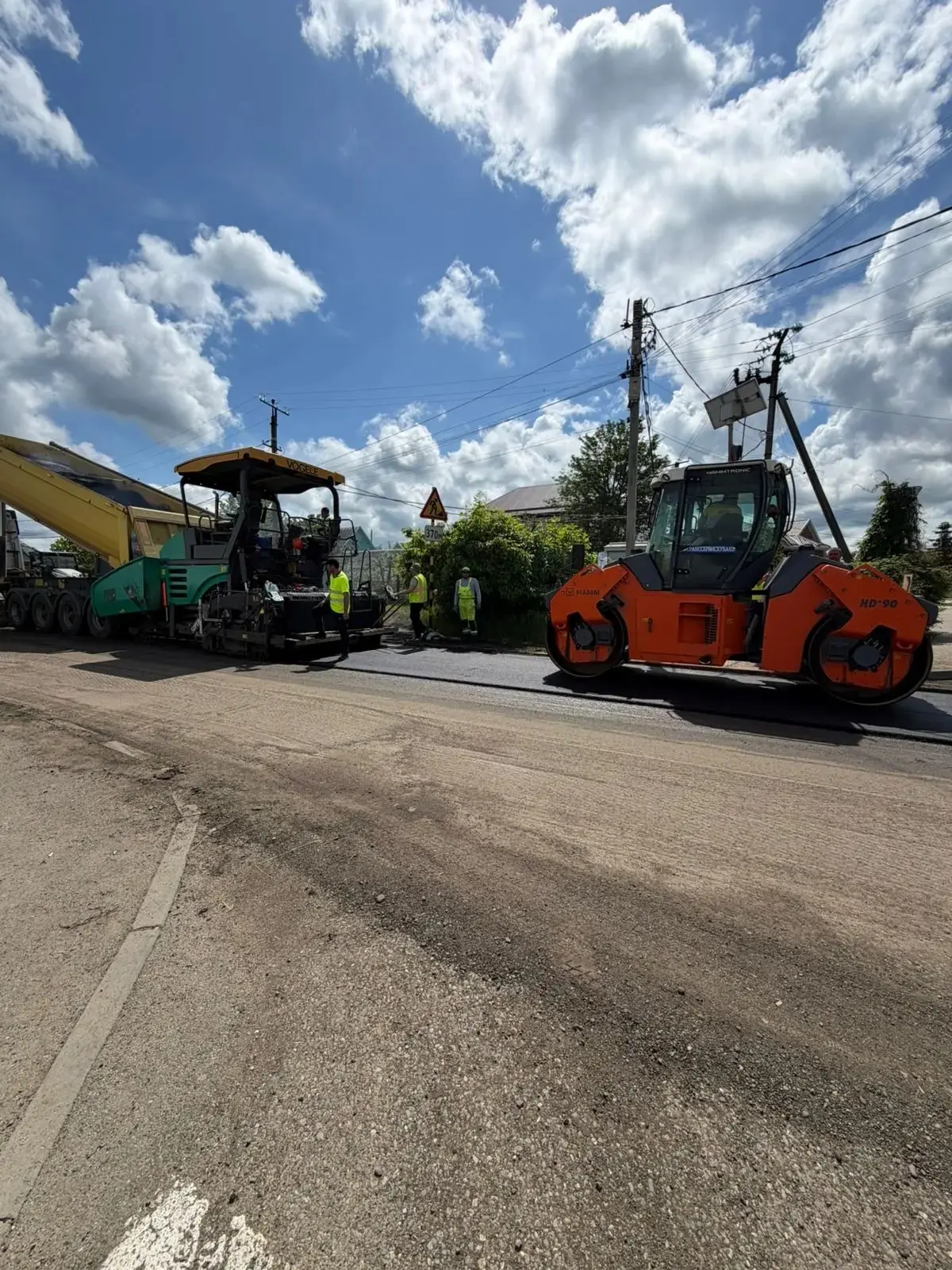 В микрорайоне Развилка продолжается ремонт дорог 🚧  Подрядная организация приступила к асфальтирован
