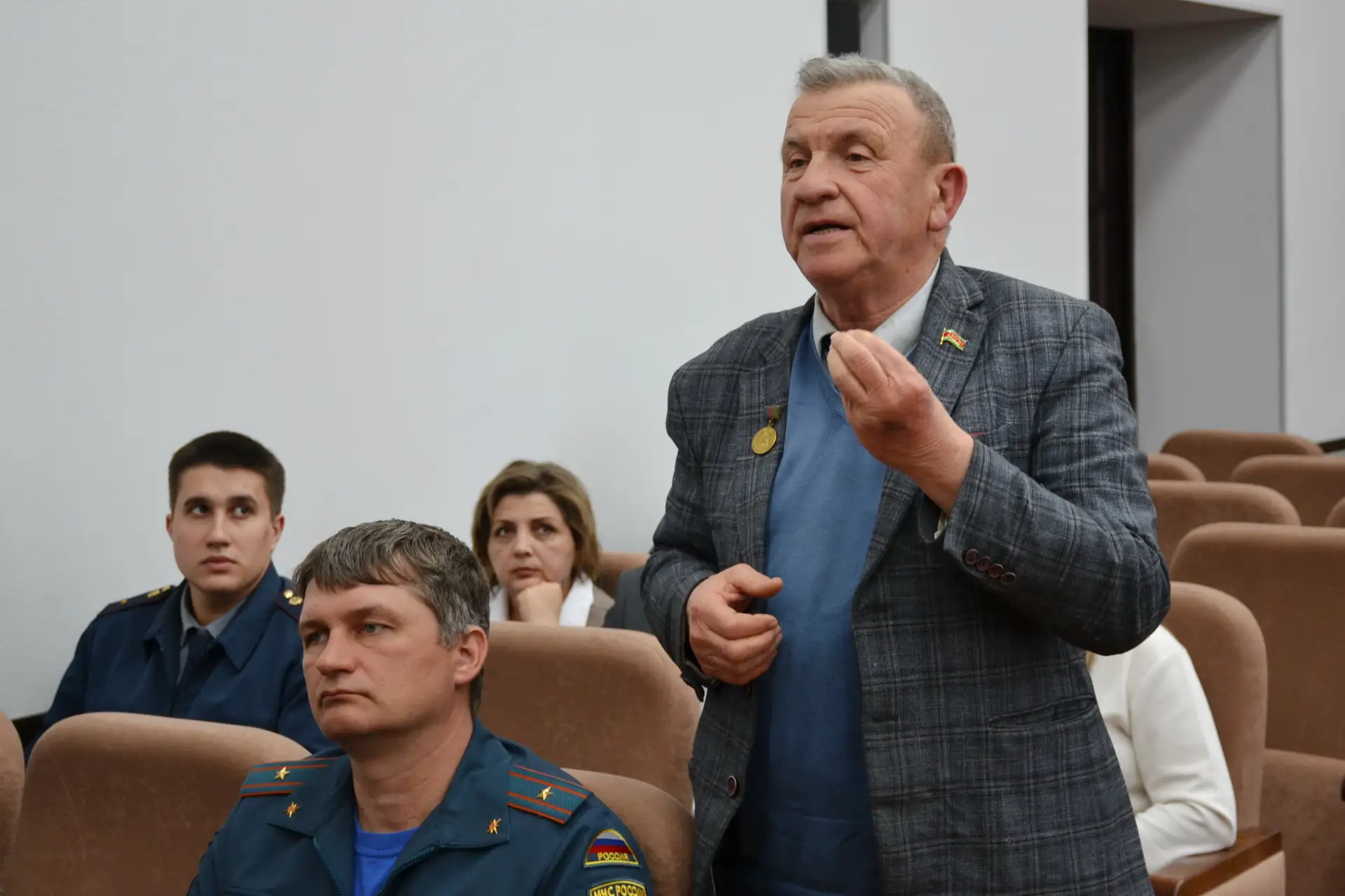 Как уберечь подростков от опасностей в сети и наяву?