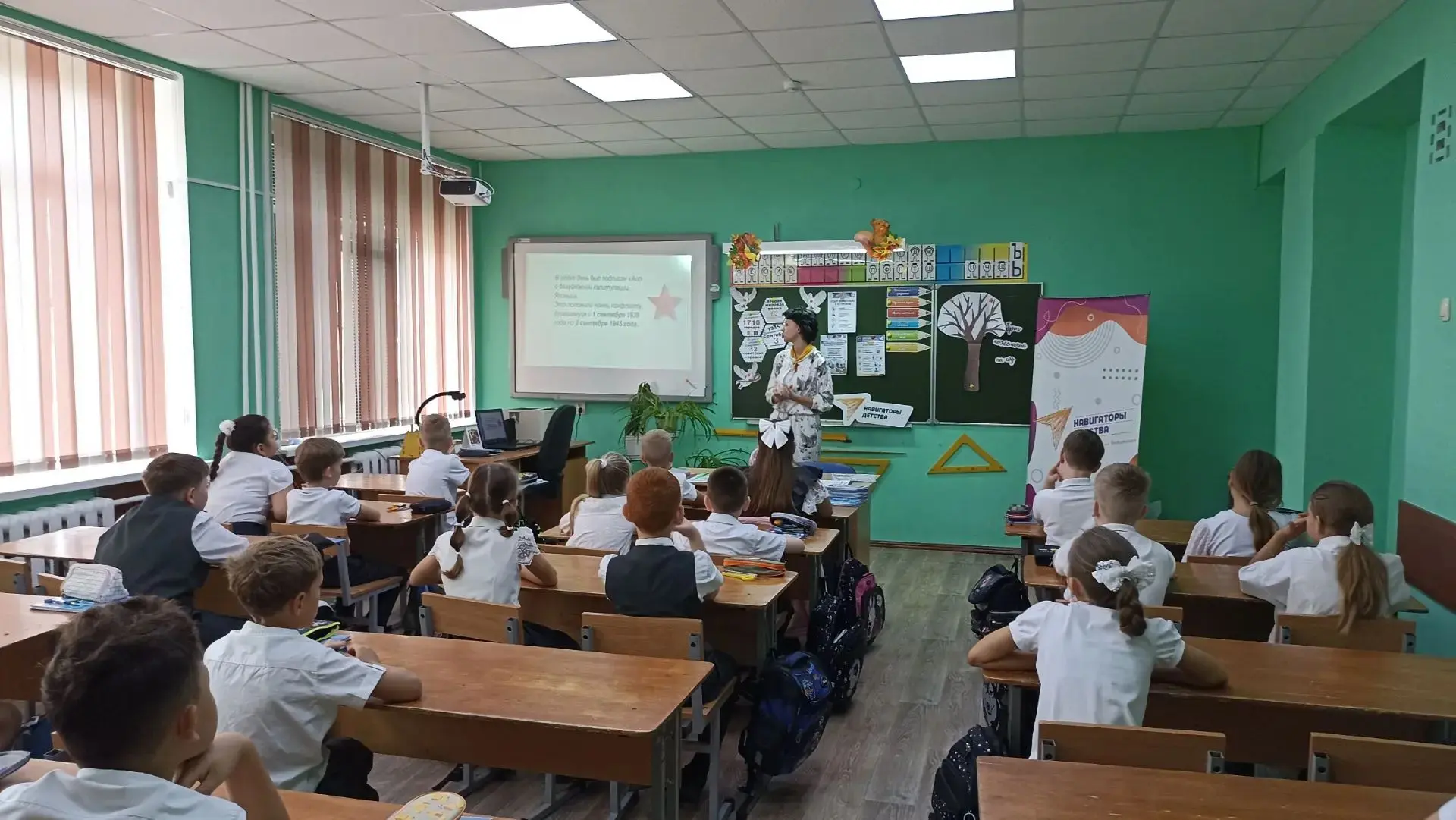В 3 «Б» классе, который носит звание юнармейского, прошёл классный час под названием «Д...