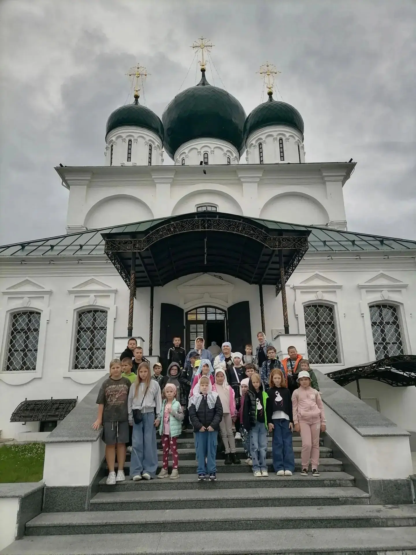 Отдых в пришкольном лагере  продолжается!  А мы сегодня на экскурсии  в Спасо-Преображе...