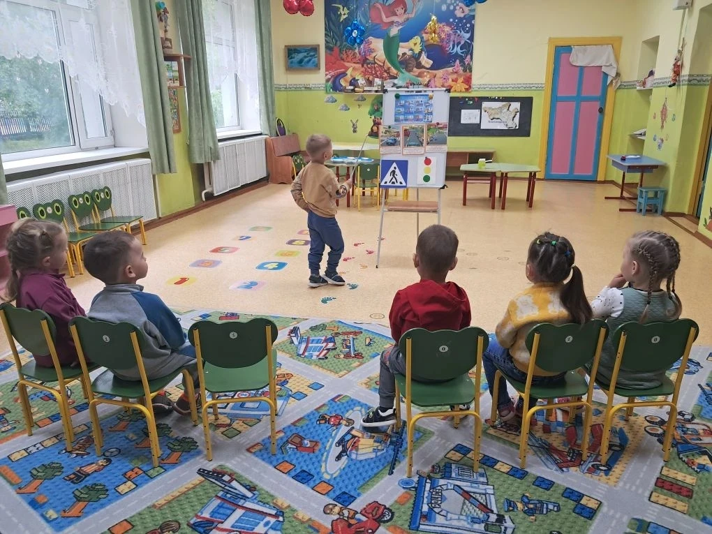 Наши малыши изучают правила дорожного движения!
Сегодня ребята из младшей группы повторили правила п