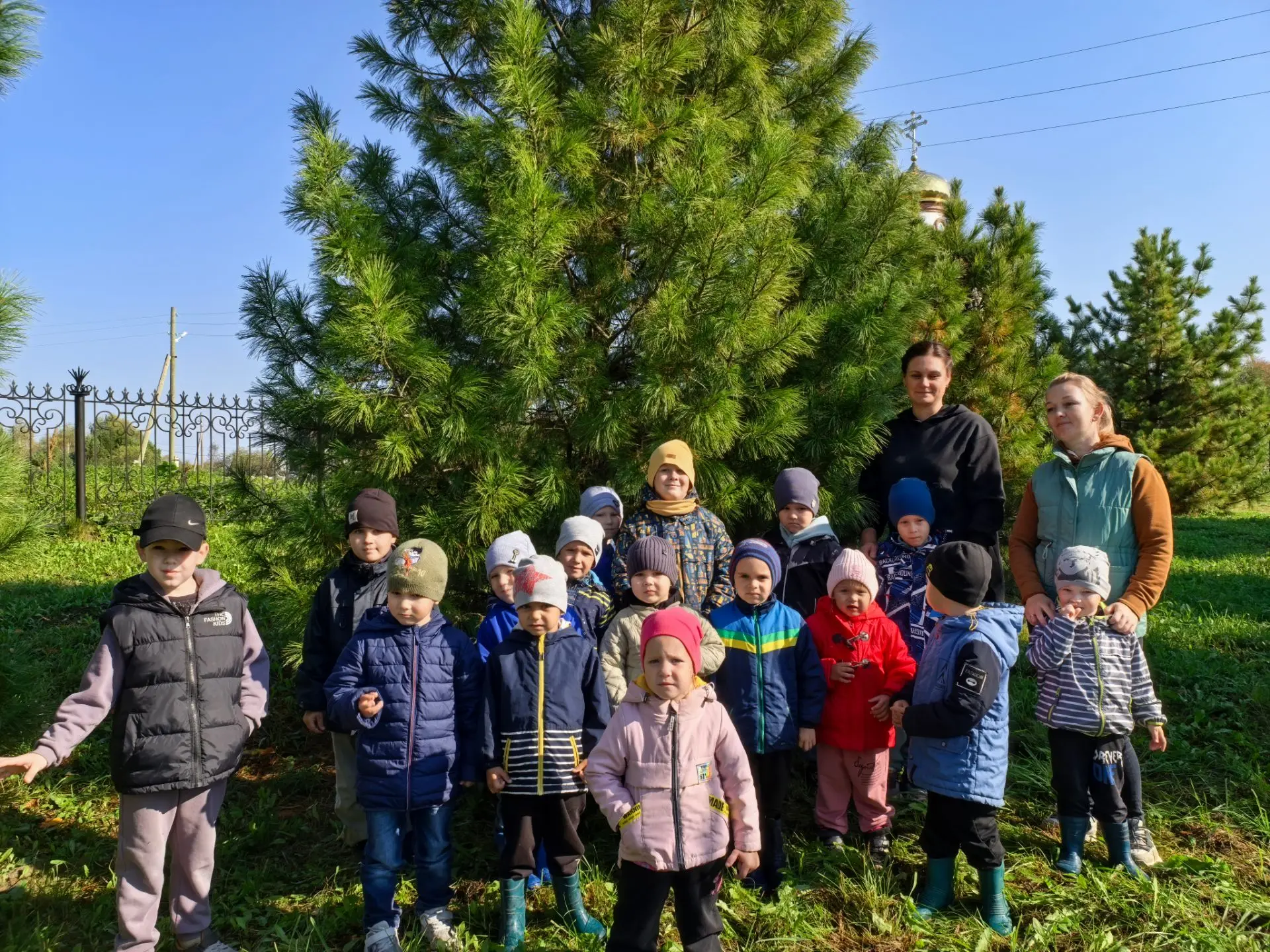 Сегодня мы отправились на  прогулку по улицам родного села. Яркое солнце, прозрачный во...