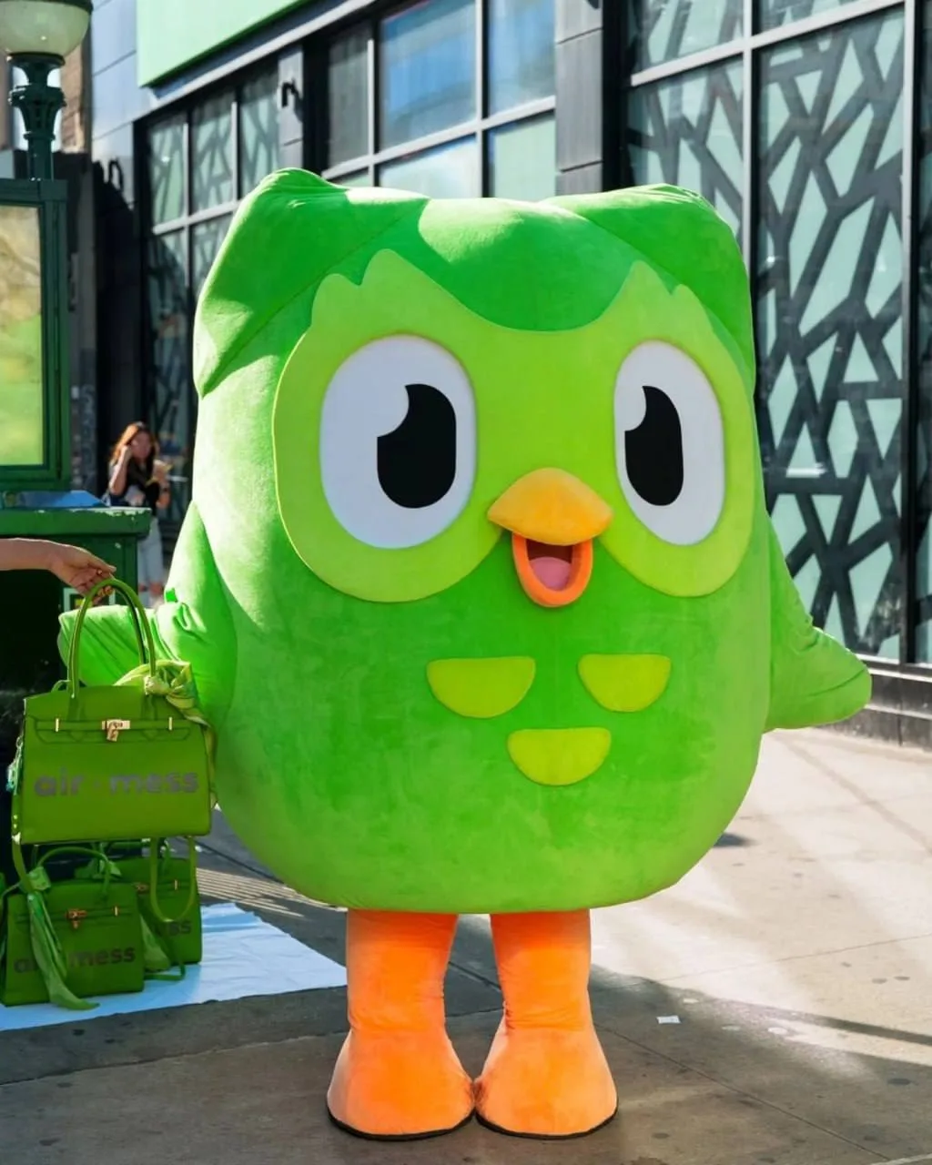 Duolingo полезли в лакшери моду. Ребята дропнули коллекцию одежды и аксессуаров для нед...