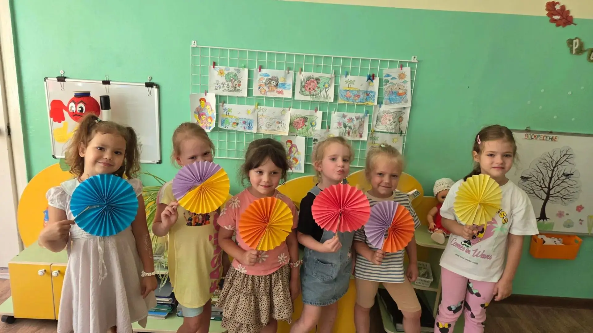 Лето в разгаре, летний зной пришёл и в наш детский сад!  Но мы не унываем, мы творим!🌞

Сегодня дев