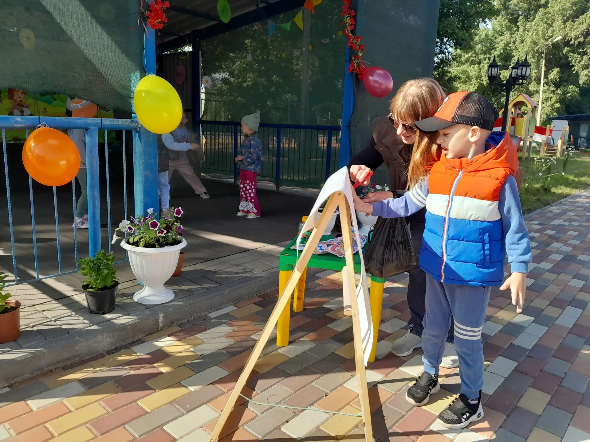 1июня в детском саду "Сказка" в средней группе прошла акция "Солнечные ладошки", посвящ...
