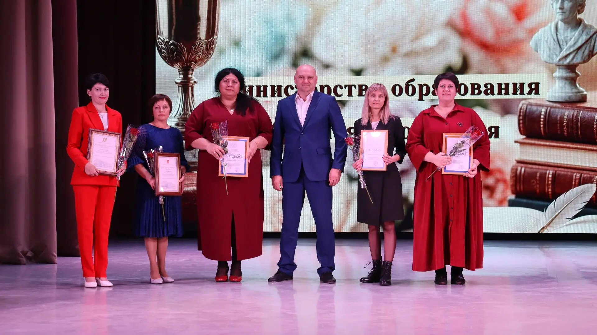 👏 Накануне Дня учителя вручил заслуженные награды нашим педагогам - тем, кто ежедневно...