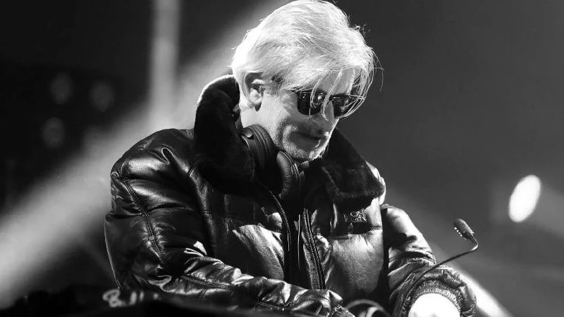 News News News 

Во Франции умер музыкант и продюсер Венсан Белорже, более известный как Kavinsky.

