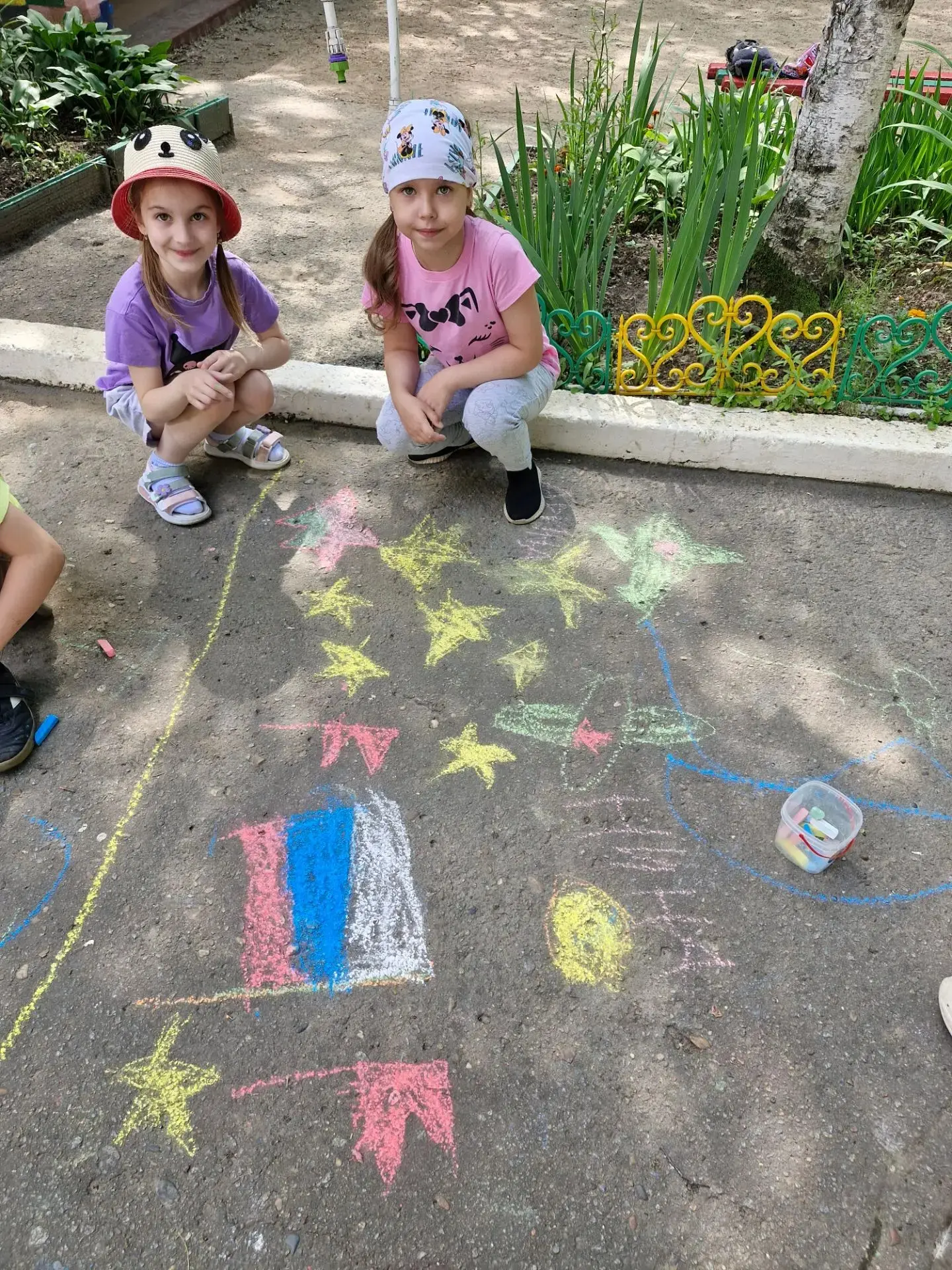 👫 Ребята из МАДОУ № 57 сегодня не просто играли, они творили память 🎨       😊 Мелками на асфальте