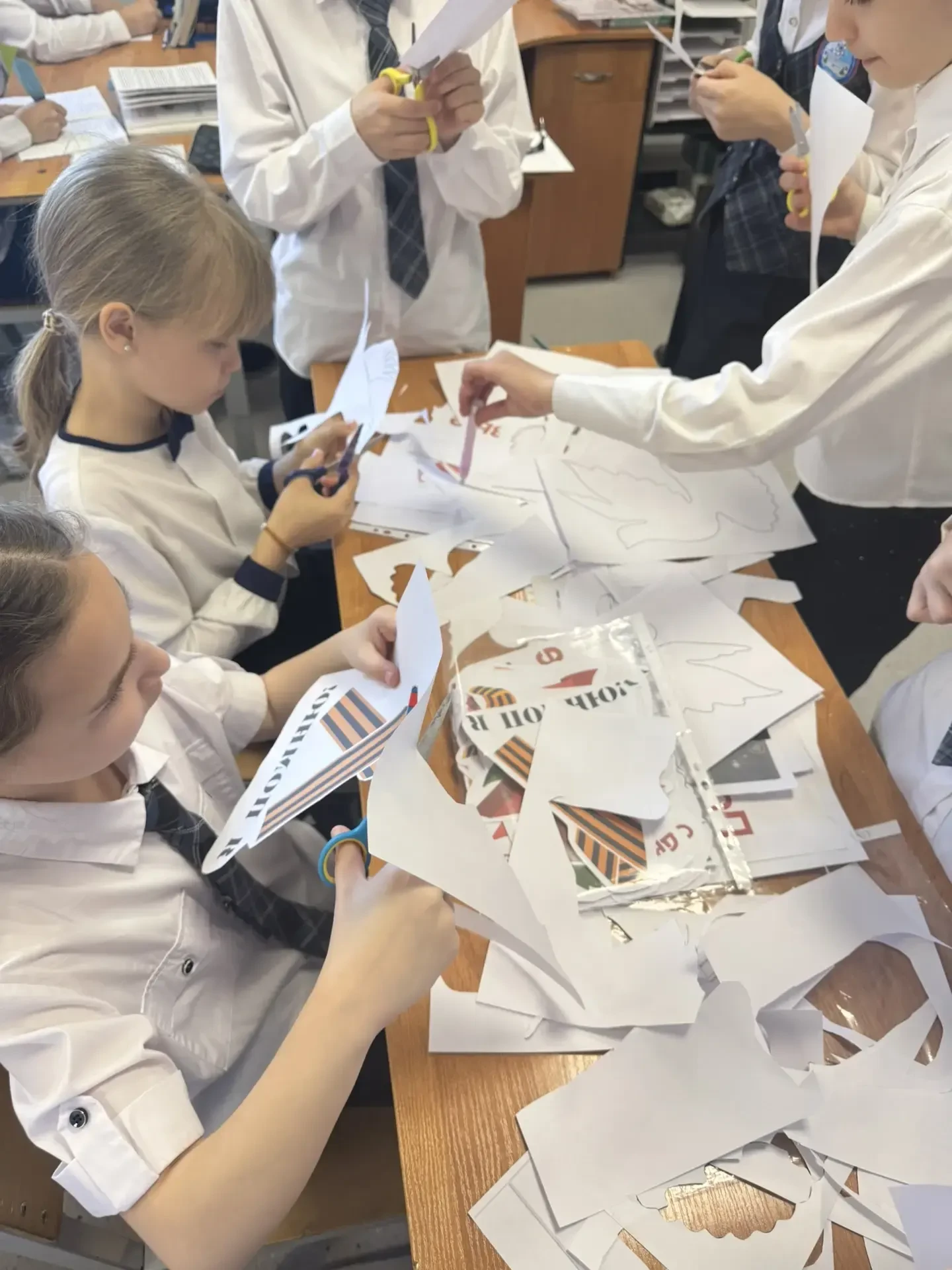 Учащиеся 5 - Д класса приняли активное участие во Всероссийской акции «Окна Победы», приуроченной ко