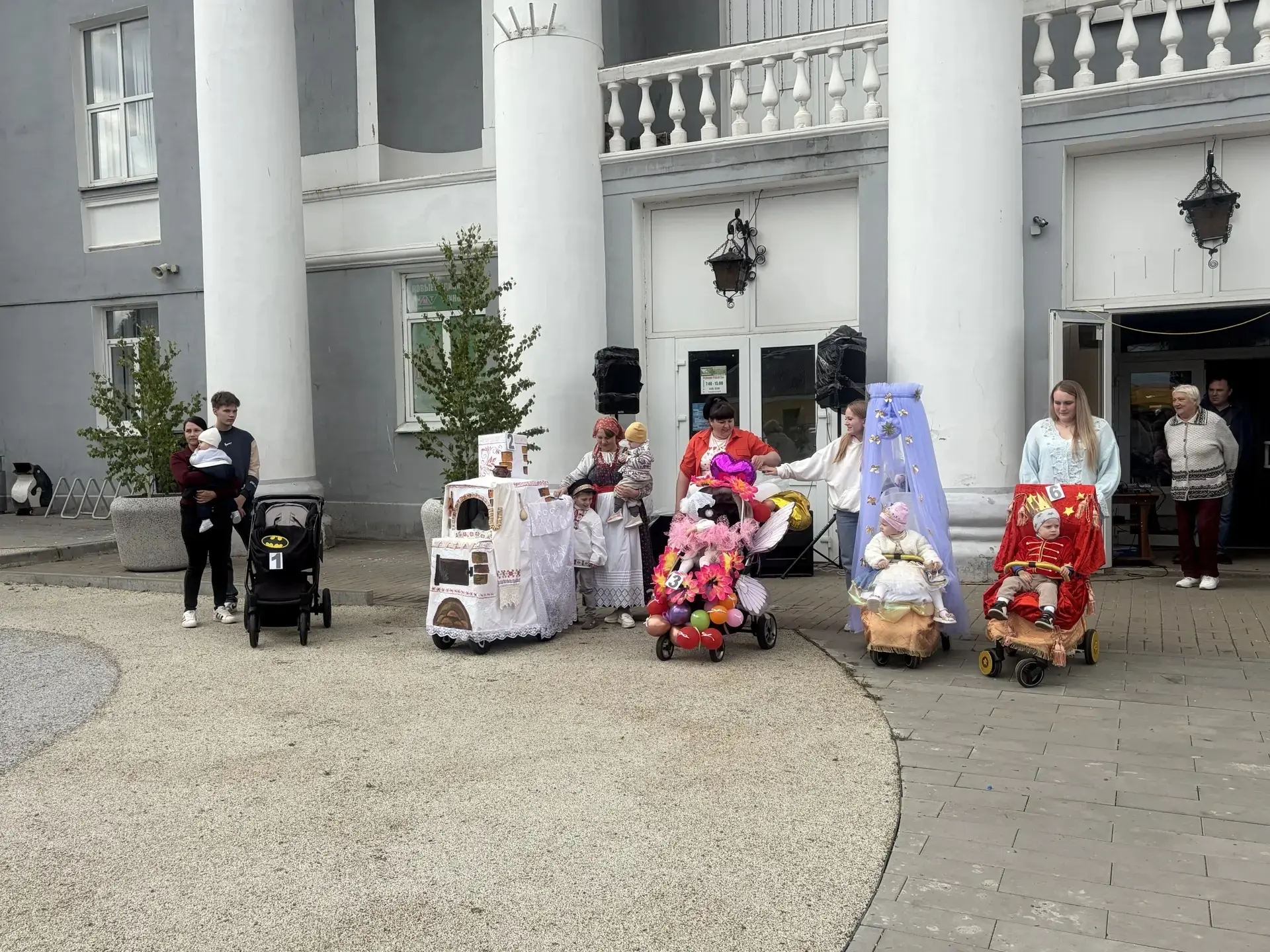 На площади городского дома культуры прошел семейный конкурс «Парад колясок». Он собрал ...