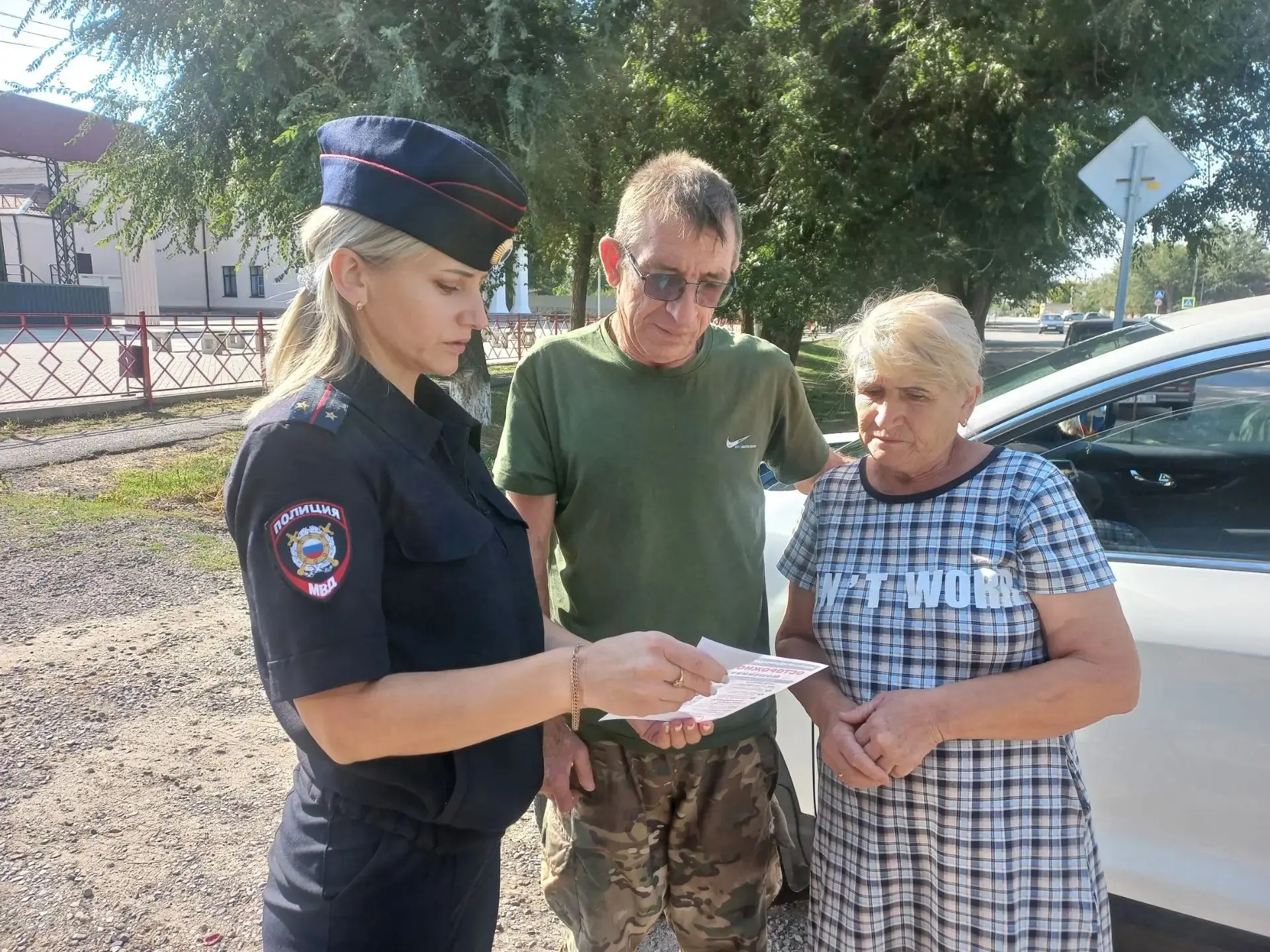 Полицейские Сарпинского района провели профилактику против мошенничества с семьями учас...