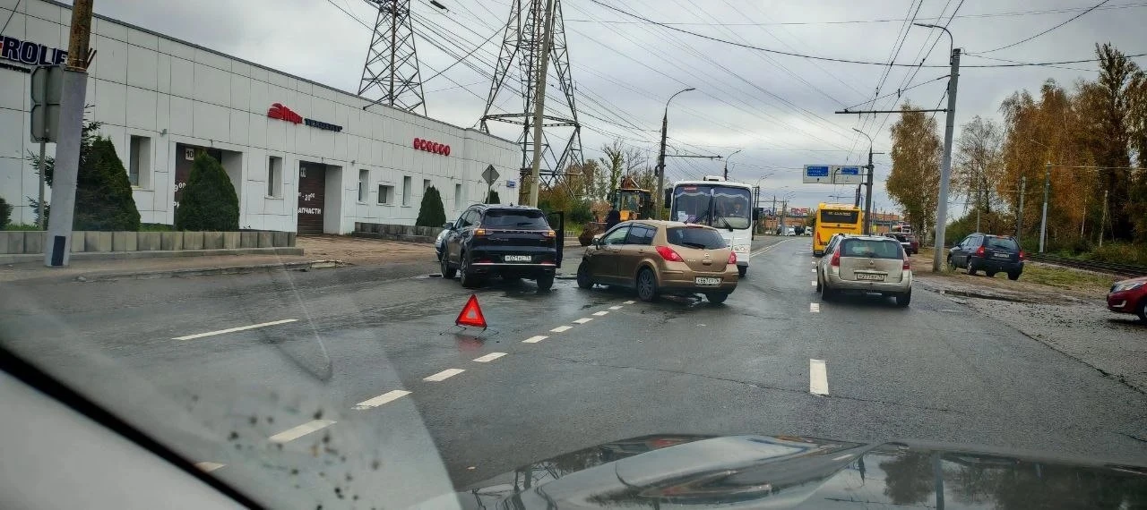"Лобовое столкновение на Ленинградском проспекте у автомойки. Пострадавших вроде нет"