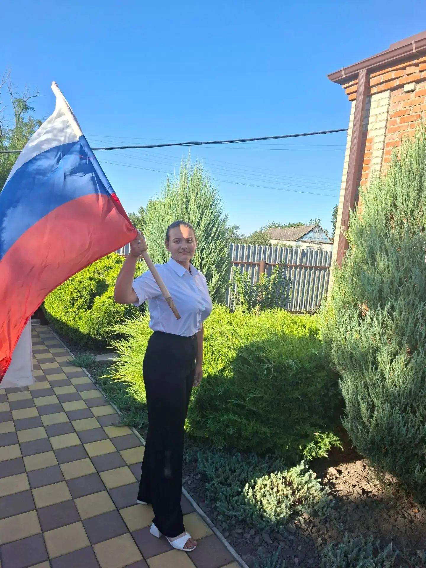 В рамках акции «Под флагом России живу и расту» ребята делятся своими фото с флагом.