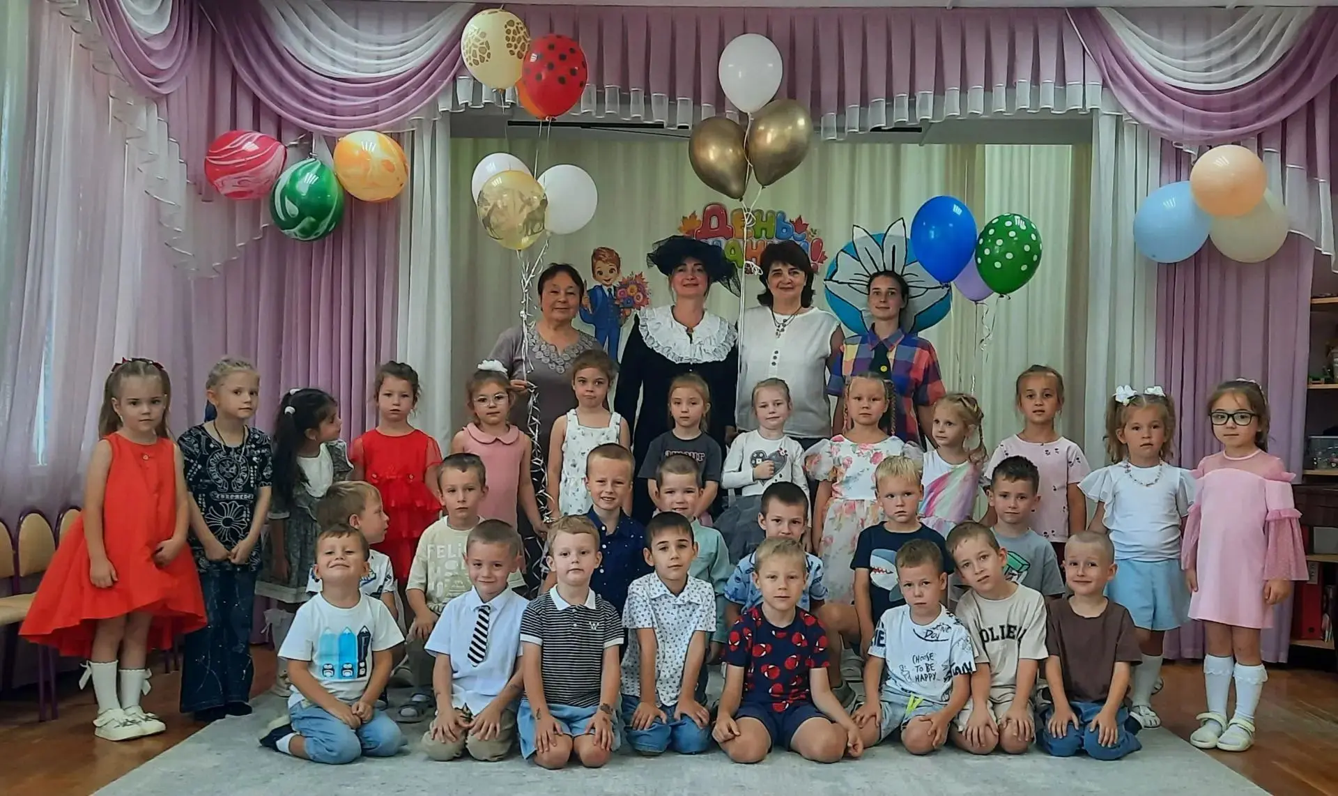 🔔 Сегодня к ребятам на День Знаний пришли неожиданные гости - Незнайка и Шапокляк.