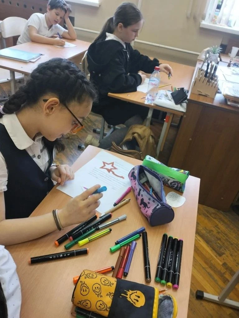 Обучающиеся младших классов в преддверии Дня Победы написали письма военнослужащим зоны...