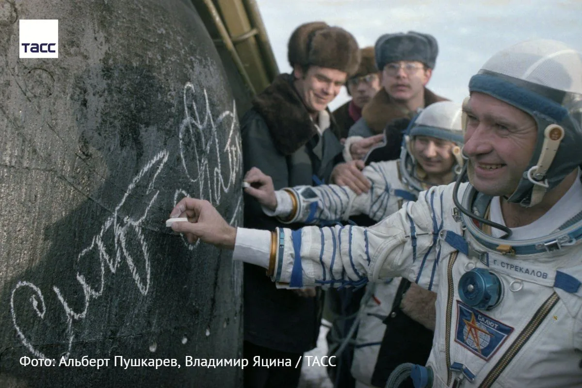 #заводские_хроники

Летчики-космонавты оставляют автографы на спускаемом аппарате космического кораб