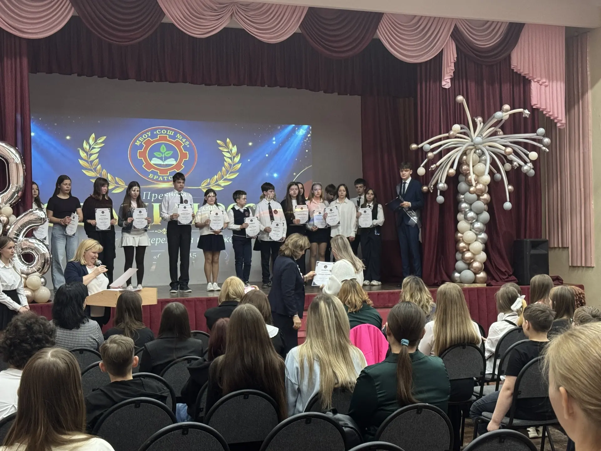 🏆 Премия «Овация» для 5-11 классов нашла своих героев!  Сегодня, сразу после Последних звонков, наш 
