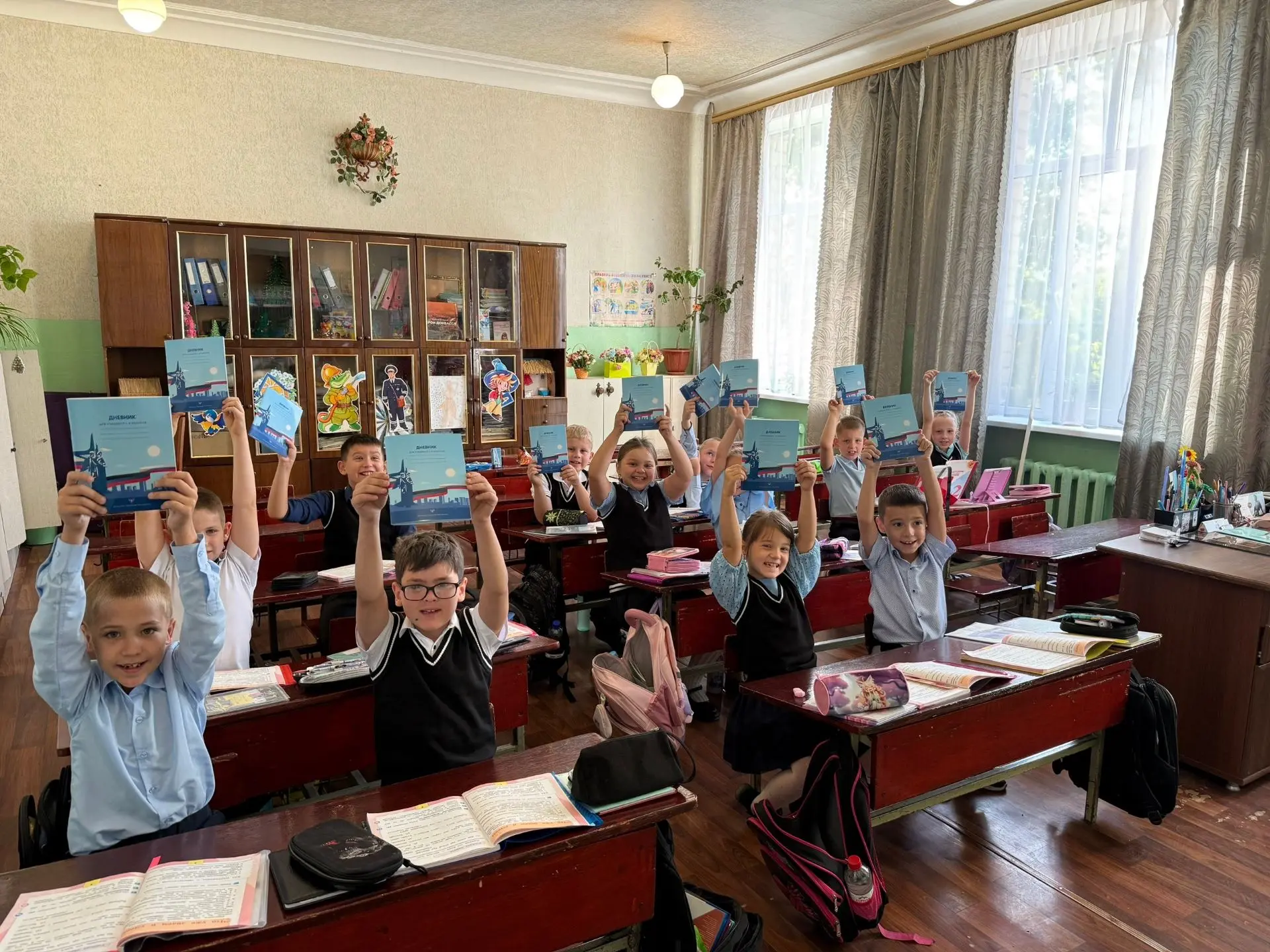📚 Подарок от Главы ДНР: обучающиеся 1-4 классов получили яркие дневники!