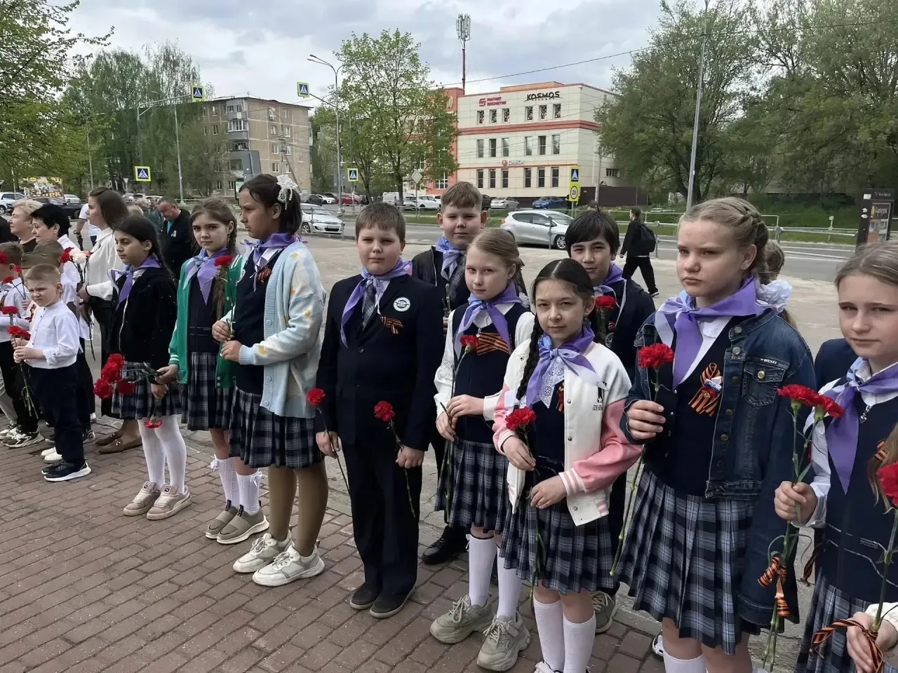 8 мая, в преддверии Дня Великой Победы, возле памятника воинам 49-й Армии и народным ополченцам, соб