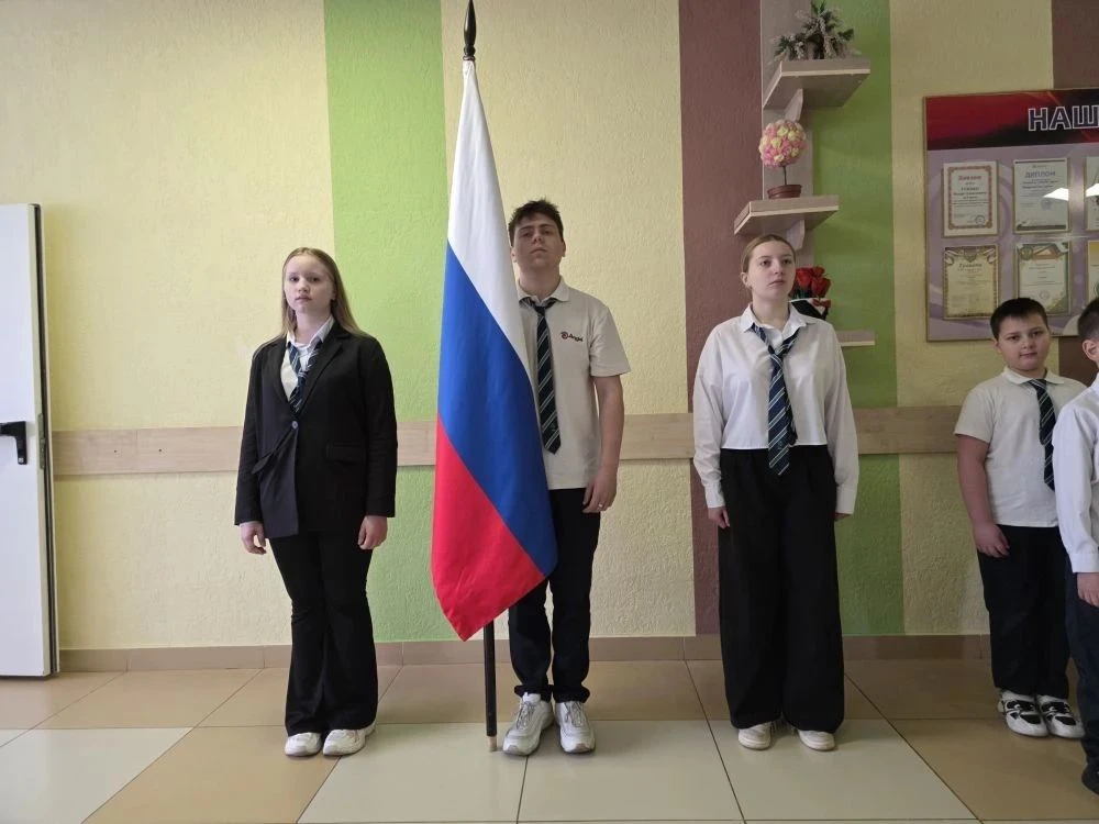 Традиционная линейка в МКОУ Бутурлиновская СОШ. В МКОУ Бутурлиновская средняя общеобразовательная шк