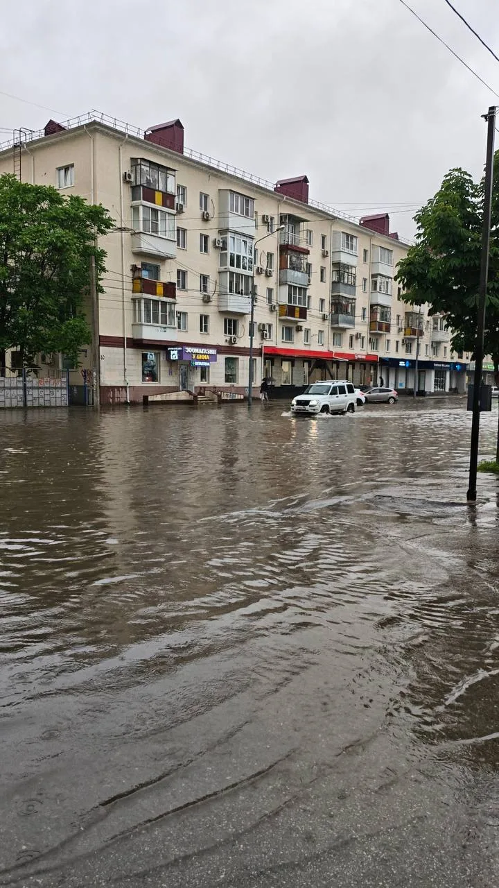 🫠Движение на улице Одесской перекрыто  Из-за подтопления проезжей части сотрудники ДПС перекрыли про