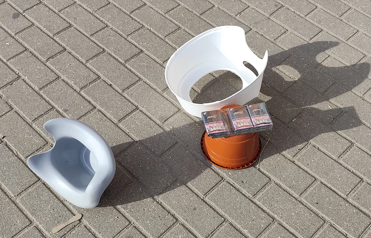 В Твери ребёнок устроил «дождь» из вещей с балкона 10-го этажа 😳На улице Левитана, 48к...