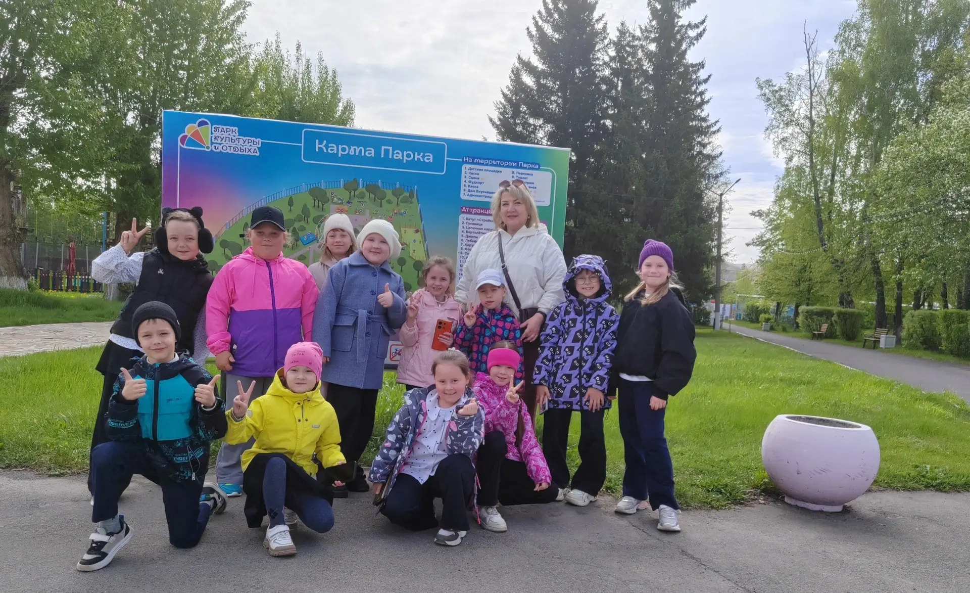 🌳☀ Весёлая прогулка перед каникулами: 1 класс в парке отдыха! ✨🎒