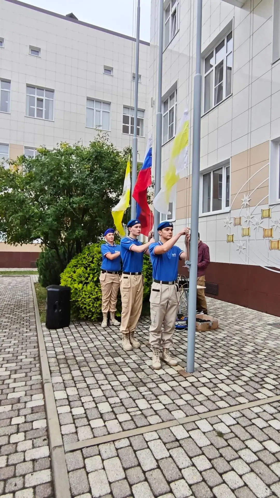 Утро понедельника в МБОУ СОШ №45 началось с традиционной торжественной линейки, посвяще...