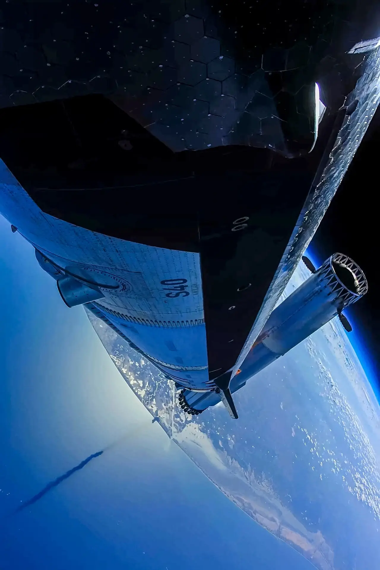 Несколько зрелищных снимков, сделанных в ходе недавнего 13-го полёта Starship 🚀 

Из каждого из них